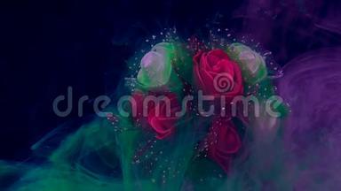 美丽的<strong>婚礼</strong>花束<strong>红白</strong>玫瑰在紫丁香的雾。